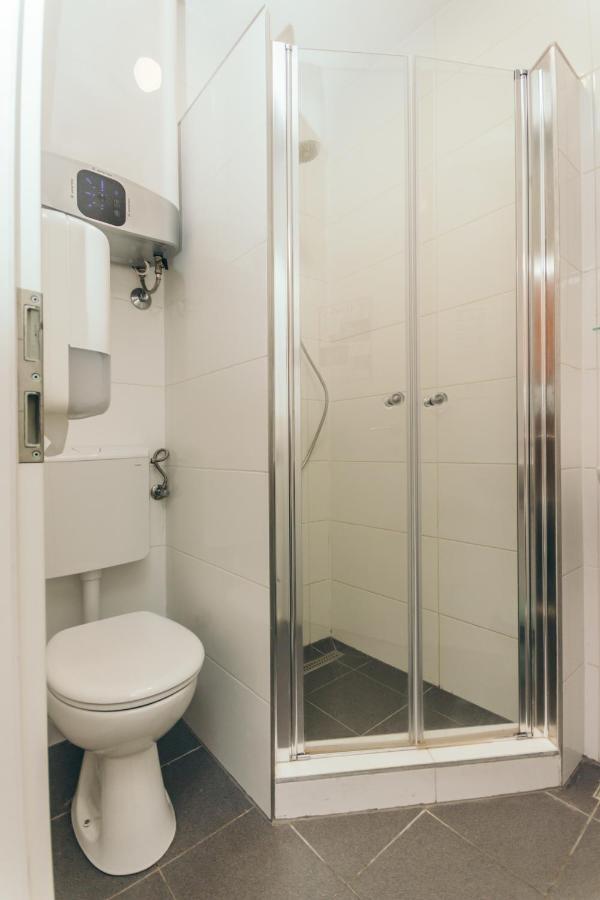 Booze & Snooze Social Hostel Сплит Экстерьер фото